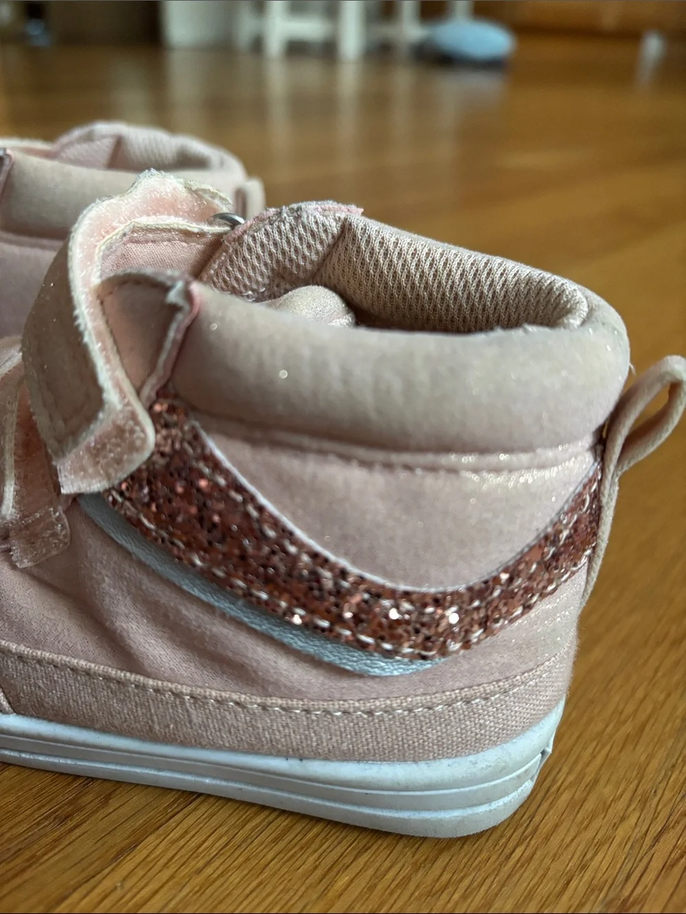 Size 6 Toddler Osh Kosh B’Gosh Sneakers
